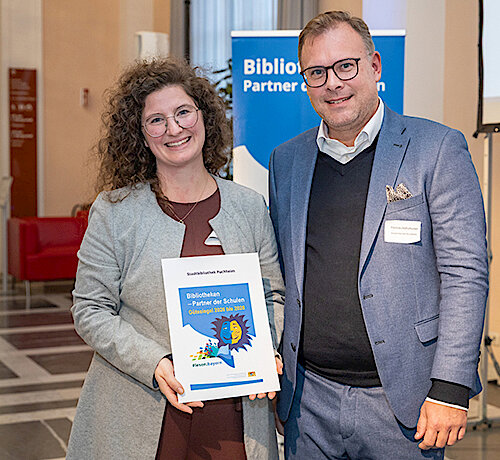 Stadtbibliothek Puchheim erhält Gütesiegel „Bibliotheken – Partner der Schulen 2026-2028“